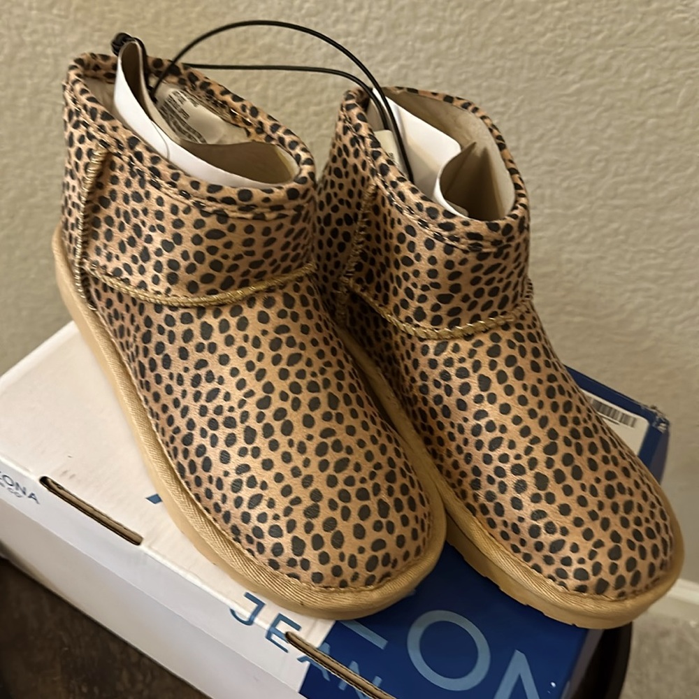 NIB Memory Foam Booties.